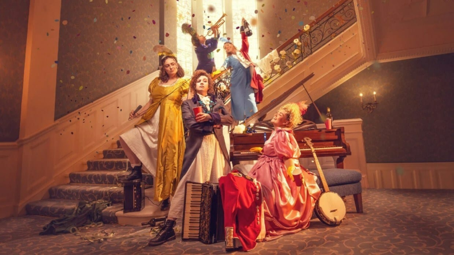Queen_Anne_Entertainment_Cunard.jpg