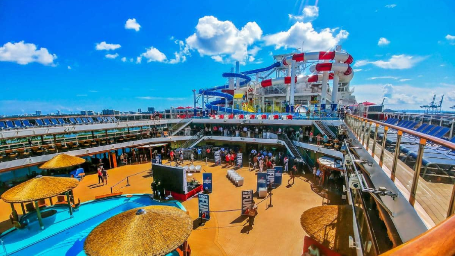 Carnival-cruise-line-pool-deck.jpg