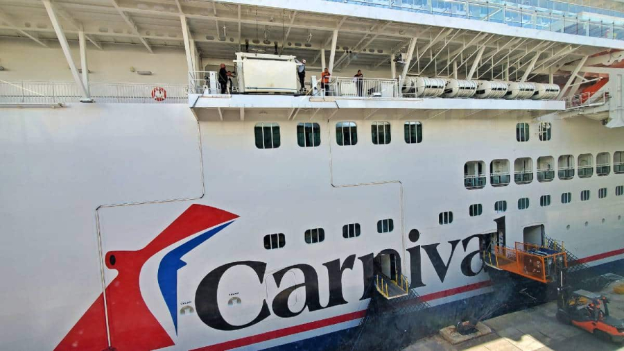 Carnival-passenger-in-trouble-for-item-in-suitcase.jpg
