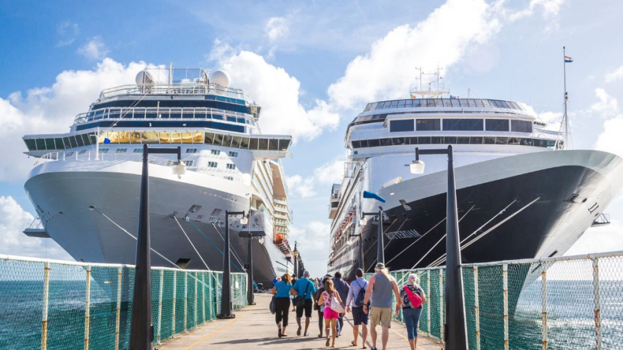 Cruise-passengers-return-to-cruise-ships-1.jpg