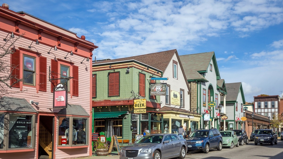 Bar-Harbor-Main-cruise-port-shops-abd-businesses.jpg