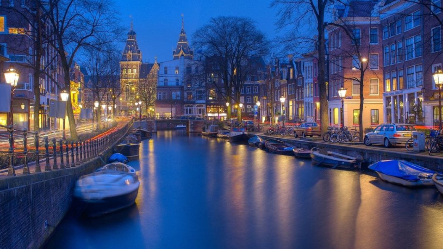 amsterdam-at-night.jpg