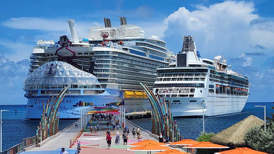 rclshipsincococay.jpg