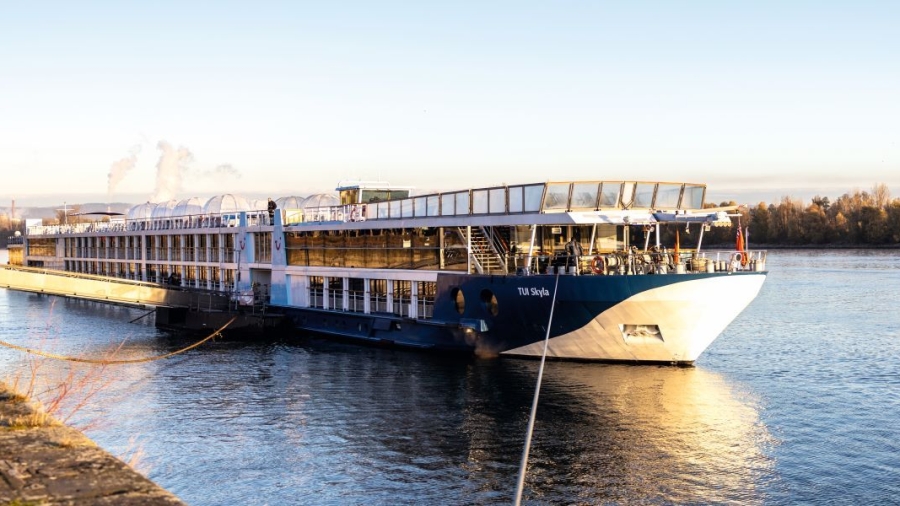 TUI-Skyla-moored.jpg