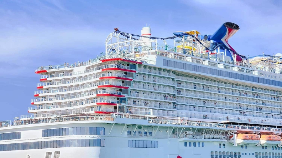 carnivalcruiseshipleavingport.jpg