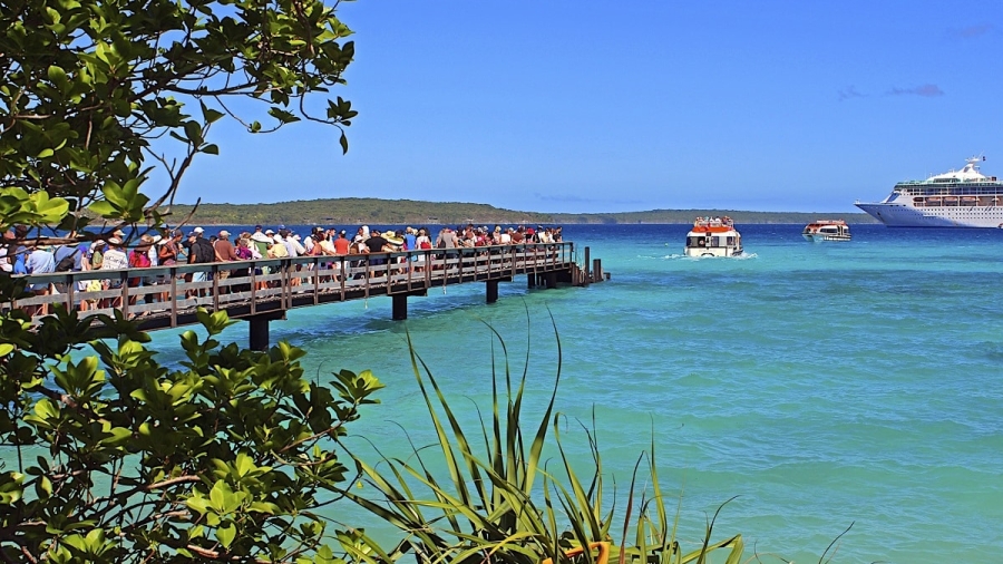 New-Caledonia-cruise-ship-in-Lifou.jpg