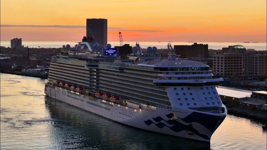 regal-princess-arrives-in-galves.jpg