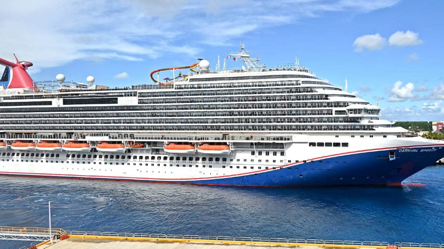 Carnival-Breeze-cruise-ship-in-Cozumel-port.jpg