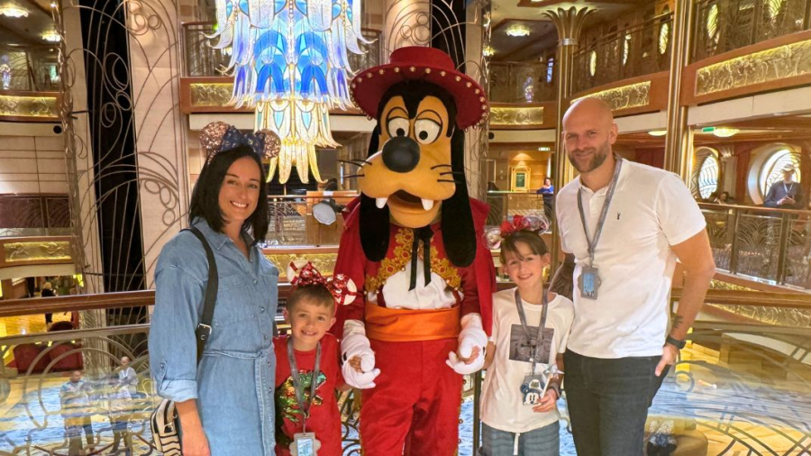 My-family-with-Goofy.jpg