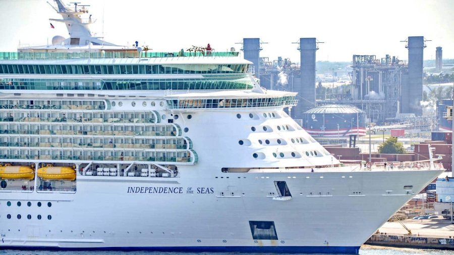 Cruise-Ship-in-port-Independence-of-the-Seas.jpg