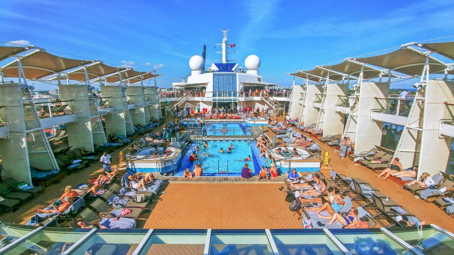 Celebrity-Silhouette-lido-deck-pool.jpg
