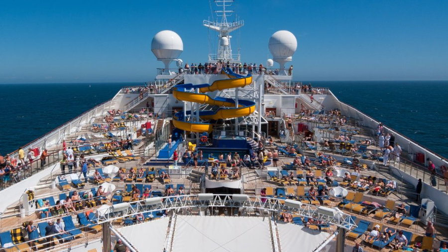 Cruise-Ship-in-the-Summer.jpg