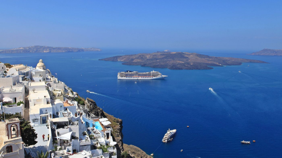 Cruise-ships-in-Santorini.jpg