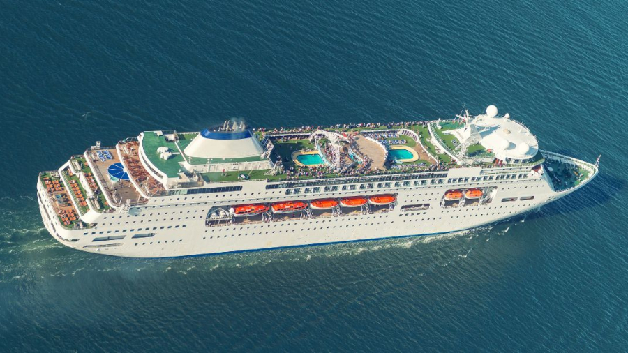 cruise-ship-sailing-in-the-sea-1-4.jpg