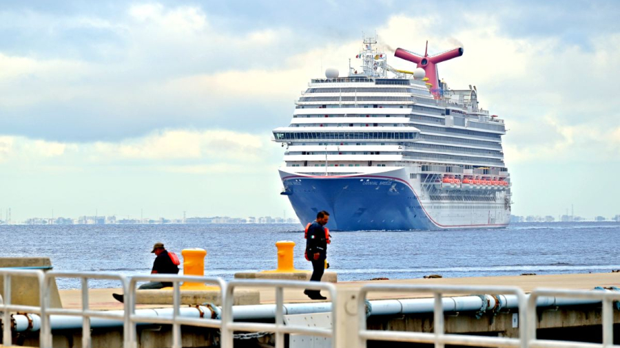 Carnival-cruise-ship-pulling-into-port-Cozumel.jpg