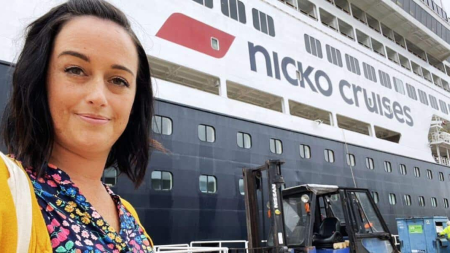 Cruise-Mummy-with-Nicko-cruise-ship-1.jpg