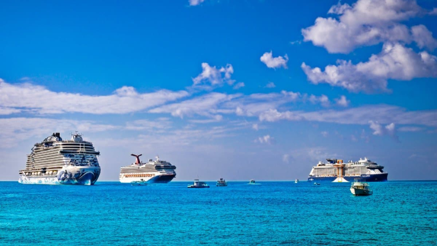 Grand-Cayman-cruise-ships-anchored-offshore.jpg