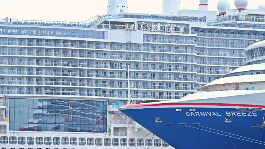 Carnival-cruise-ships-in-port-in-Cozumel.jpg