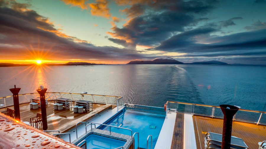 Cruise-ship-wake-on-Viking-Sky.jpg
