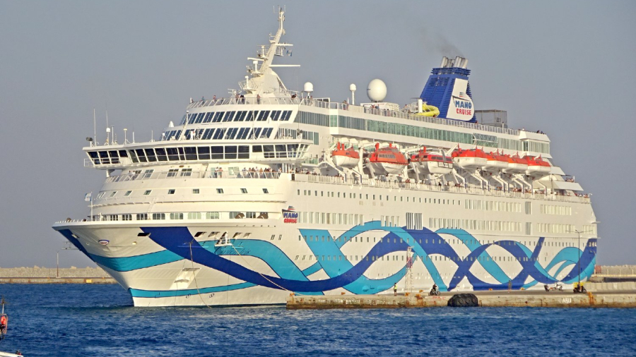 Crown-Iris-cruise-ship.jpg