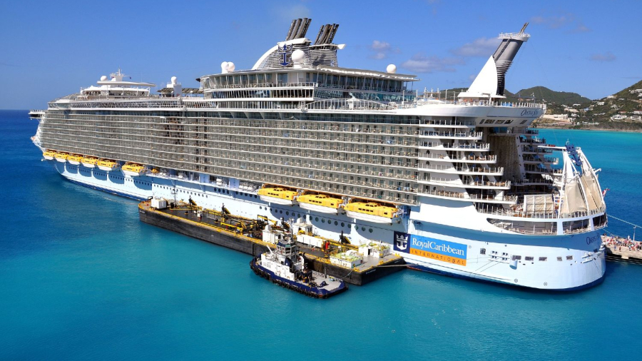 Oasis-of-the-Seas-refueling-in-Caribbean.jpg
