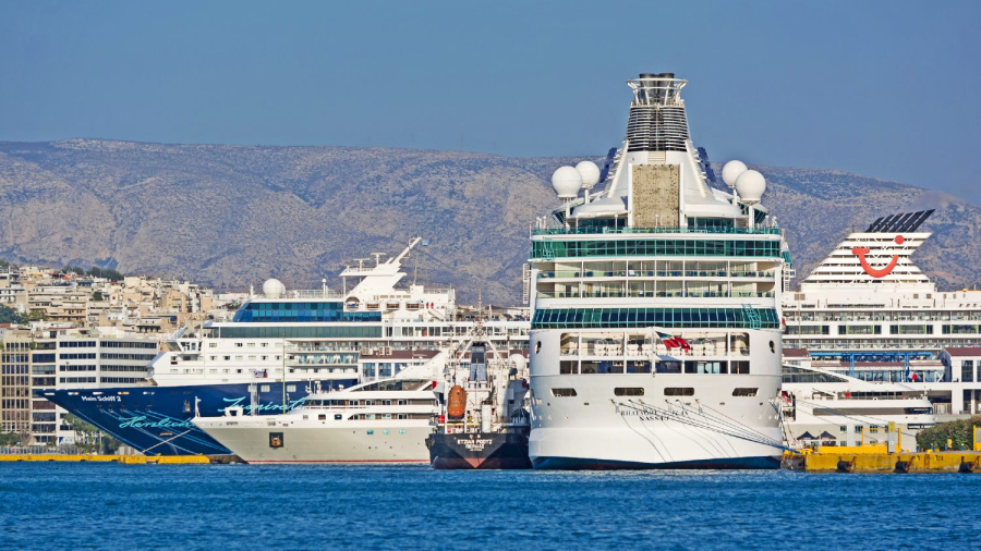 Cruise-ships-in-port-of-Piraeus-Greece.jpg