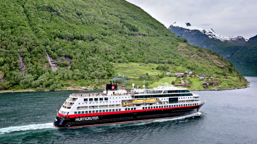 Hurtigruten-cruise-ship-in-Norway.jpg