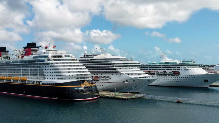 ShipsatNassau.jpg