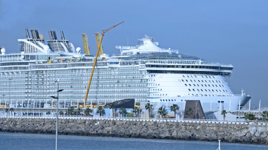 Oasis-of-the-Seas-in-Barcelona-Spain.jpg
