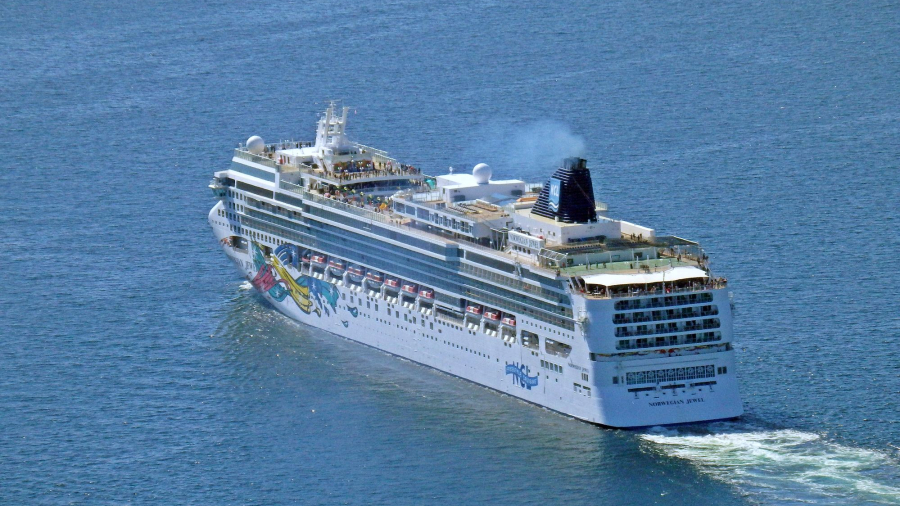 Norwegian-Jewel-open-ocean.jpg