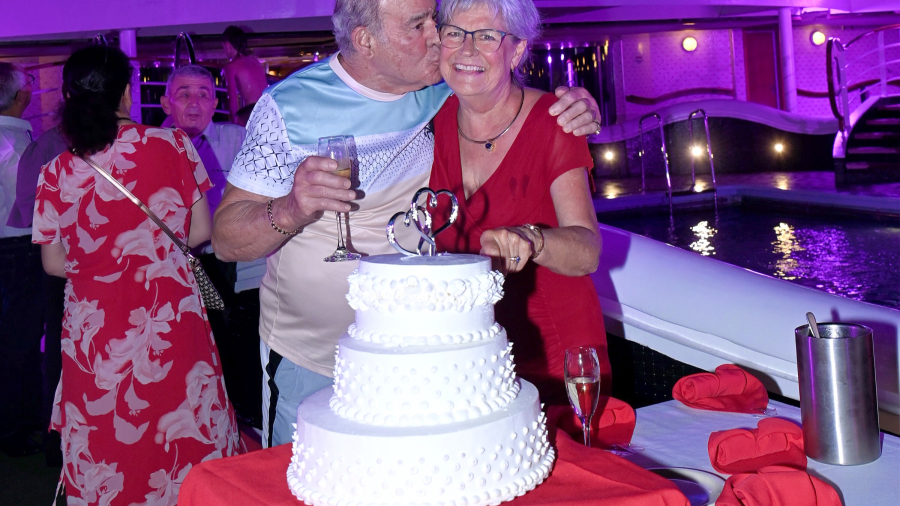 Couple-cuts-the-cake-at-vow-renewal-ceremony.jpg