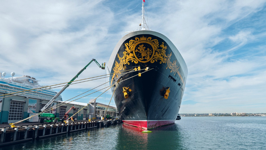Disney-cruise-line-ship-in-San-Diego.jpg