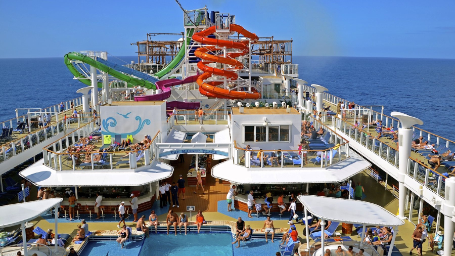 Norwegian-Getaway-pool-deck.jpg