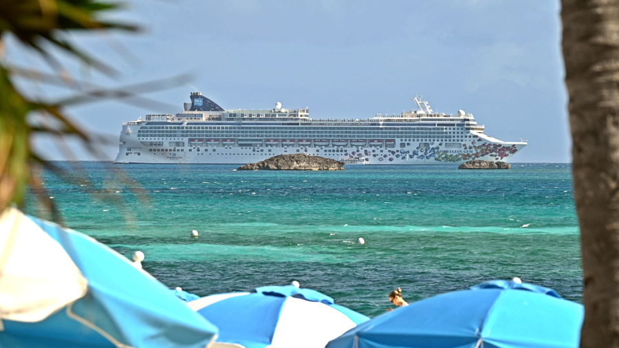 Norwegian-Gem-near-private-island.jpg