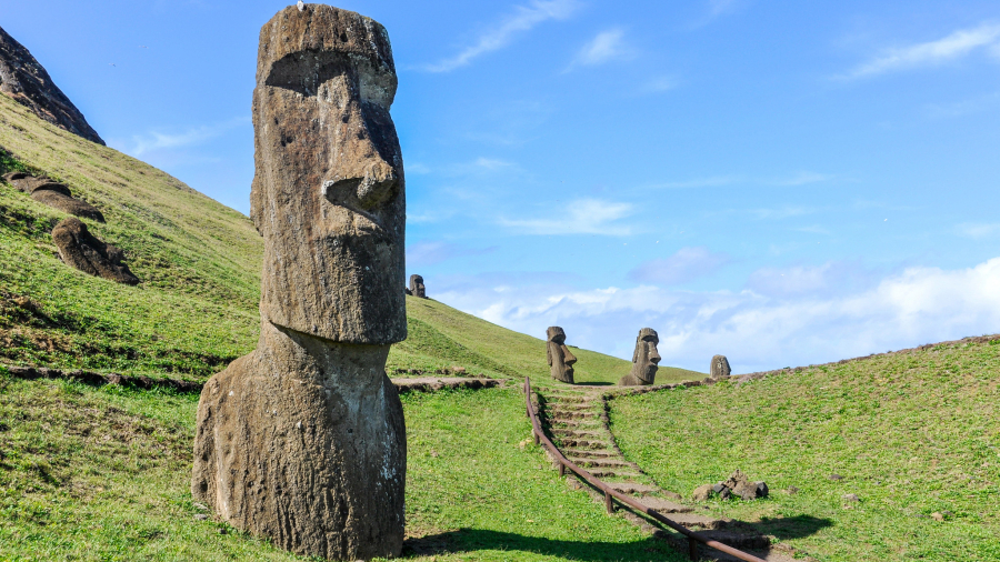 easter-island-moai-statues-as-101894633.jpg