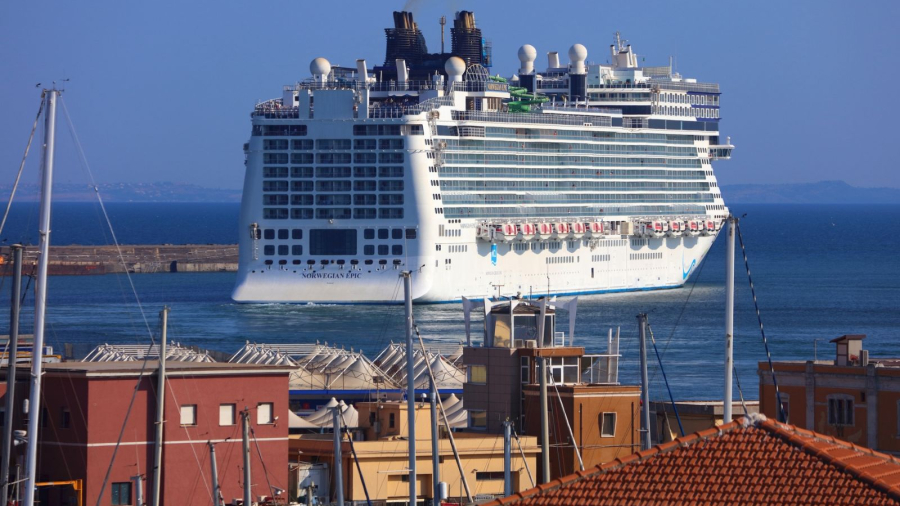 Norwegian-Epic-sailing-out-of-CATANIA-ITALY.jpg