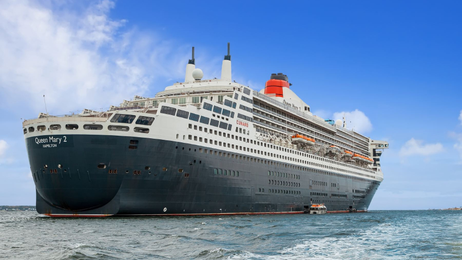 Queen-Mary-2-at-sea.jpg