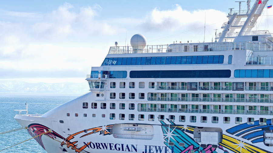 Norwegian-Jewel-Cruise-Ship-docked.jpg