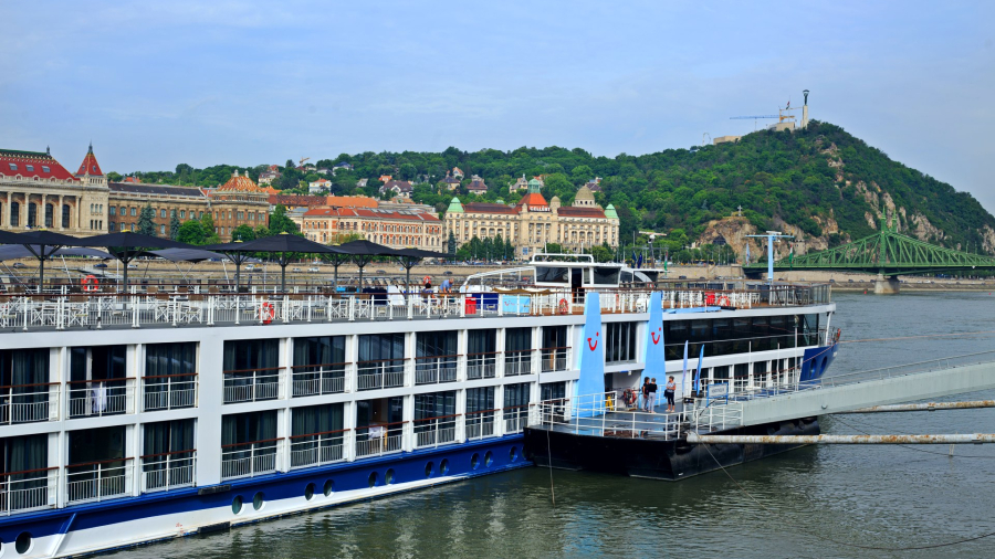 TUI-river-ship-pin-Budapest.jpg
