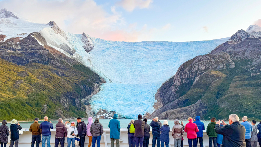 Scenic-cruising-Glacier-Alley-Chile-2.jpg