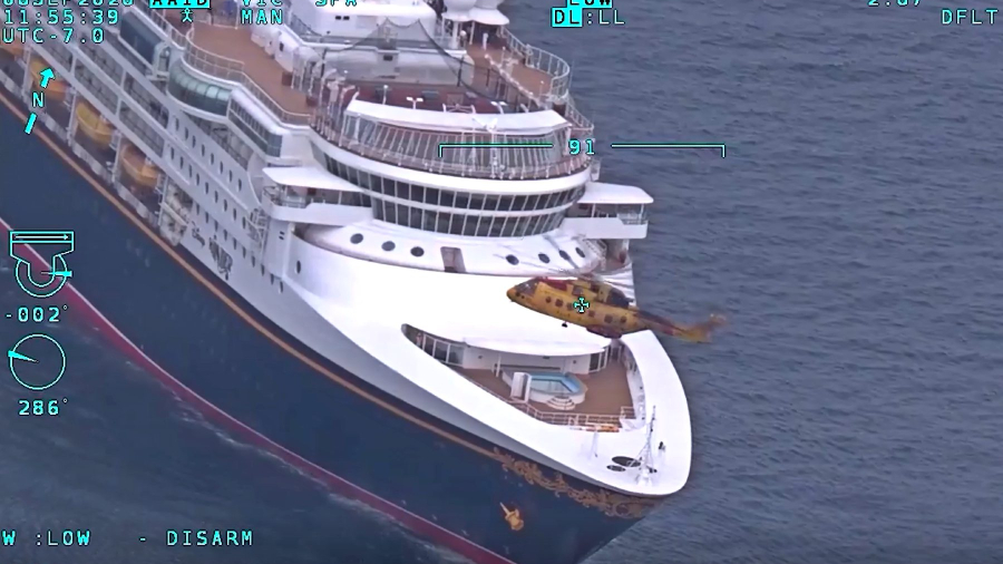 Video-image-of-dramatic-rescue-on-Disney-Wonder.jpg